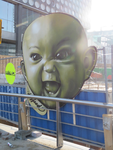 829478 Afbeelding van een geschilderd babykopje op het Vredenburgviaduct te Utrecht, als reclame voor het ...